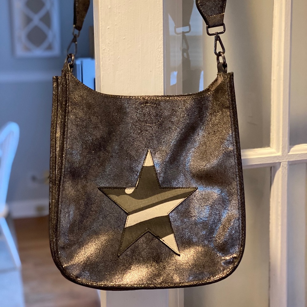 Ahdorned messenger bag
